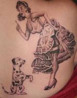 Tatuaje de una chica adiestrando a un perro