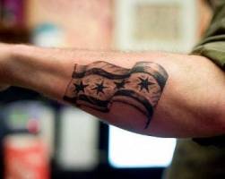 Tatuaje de una bandera en el antebrazo