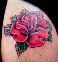 Tatuaje de flor para el hombro