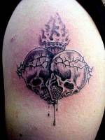 Tatuaje de un corazón formado por calaveras