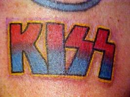 Tatuaje del nombre del grupo Kiss
