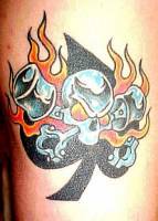 Tatuaje de una pica, con una calavera en llamas