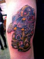 Tatuaje de un robot en el gemelo