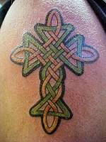 Tatuaje de una cruz de estilo celta
