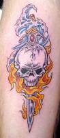 Tatuaje de una calavera atravesada con una espalda y cubierta de fuego