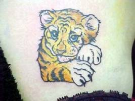 Tatuaje de un tigre bebé