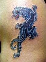 Tatuaje de pantera subiendo por la piel