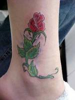 Tatuaje para mujeres, una rosa en el tobillo