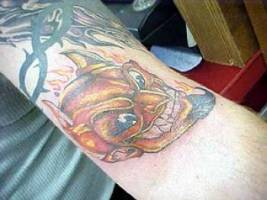 Tatuaje de la cabeza de un demonio en llamas