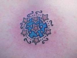 Tatuaje de un pequeño circulo hecho con estrellas