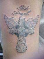 Tatuaje de una cruz alada