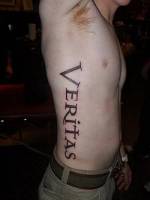 Tatuaje de la palabra Veritas en el costado