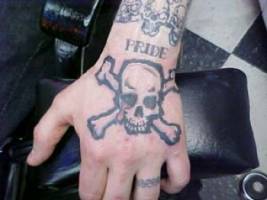 Tatuajes de una calavera pirata en la mano