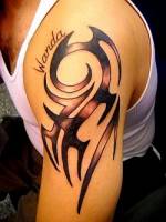 Tatuaje de tribal en el brazo, con nombre