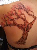 Tatuaje de árbol en el hombro