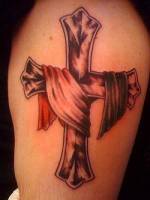 Tatuaje de una cruz con tela colgando