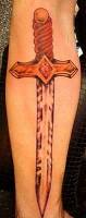 Tatuaje de una daga en el antebrazo
