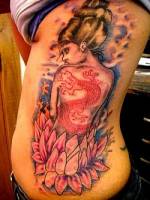 Tatuaje de una sirena tatuada, sentada encima de una flor de loto