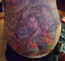 Tatuaje de una geisha en la barriga