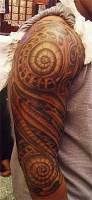 Tatuaje de caracolas en el brazo
