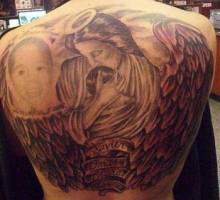 Tatuaje de un angel abrazando a unos niños.