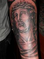 Tatuaje de cristo en el antebrazo