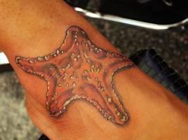 Tatuaje de una estrella de mar en el pie