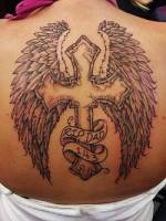 Tatuaje de una cruz con alas en la espalda
