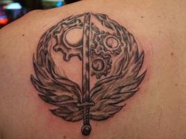 Tatuaje de una espada con alas entre engranajes