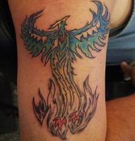 Tatuaje de un ave fénix renaciendo del fuego