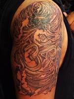 Tatuaje de olas en el brazo y el ohm