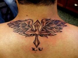 Tatuaje de una cruz alada en la nuca