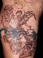 Tatuaje de un angel justiciero venciendo a un demónio
