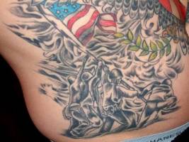 Tatuaje de soldados levantando la bandera americana