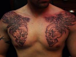 Tatuaje de dos calaveras en el pecho