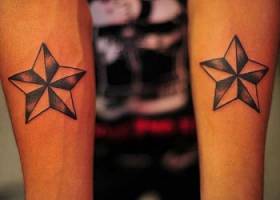 Tatuaje de unas estrellas en el antebrazo