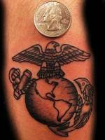 Tatuaje de una ancla con una bola del mundo y un águila posada