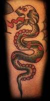 Tatuaje de una serpiente calavera