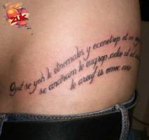 Tatuaje de una frase en la cadera