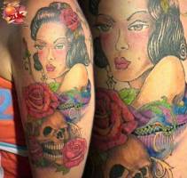 Tatuaje de una chica, con una calavera y una rosa