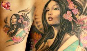 Tatuaje de una geisha con una sombrilla