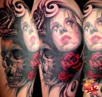 Tatuaje de una chica pintada de payaso, con unas rosas y unas calaveras
