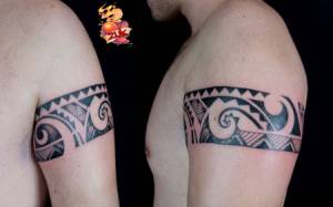 Tatuaje de un brazalete maori en el brazo