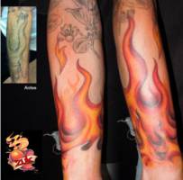 Tatuaje de llamas en el antebrazo