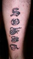 Tatuaje de un nombre escrito con letras góticas