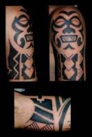Tatuaje Maorí en el brazo