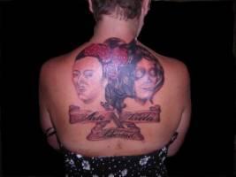 Tatuaje con el texto de Arte vida libertad y dos chicas