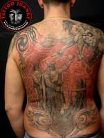 Tatuaje de una escena vikinga en la espalda