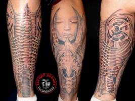 Tatuaje en la pierna de una segunda piel alienígena