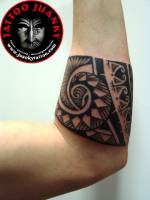Tatuaje de un brazalete maorí en el antebrazo